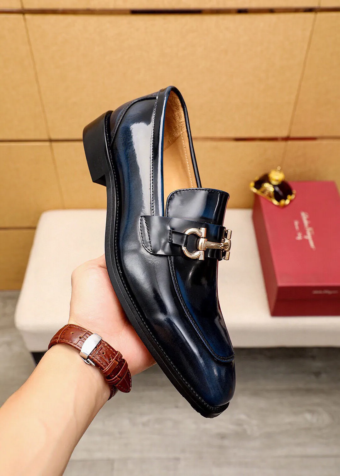 Men's shoes 💰480 💐 Product trademark: Ferragamo "Ferragamo" casual leather shoes Regular size: 38-44 (45.46.47🉑️Customized) Product materials: Selected imported first-layer open-edge beaded cowhide leather upper + luxury hardware buckle, imported water-dyed cowhide leather lining. Strong three-dimensional visual effect, original rubber outsole Color: 2⃣️colors available